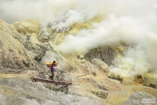 David-Lazar_Ijen-Volcano-East-Java_Sulfur-Miner