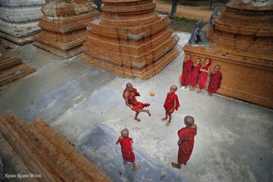 Kyaw-Kyaw-Winn_monks-playing_Bagan-Myanmar