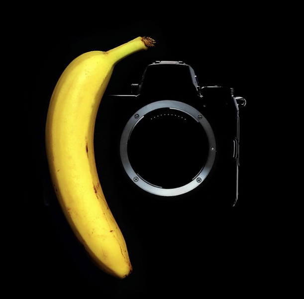 Nikon-mirrorless-camera-compared-with-banana-%C2%A9-FWouter-Anquer.jpg