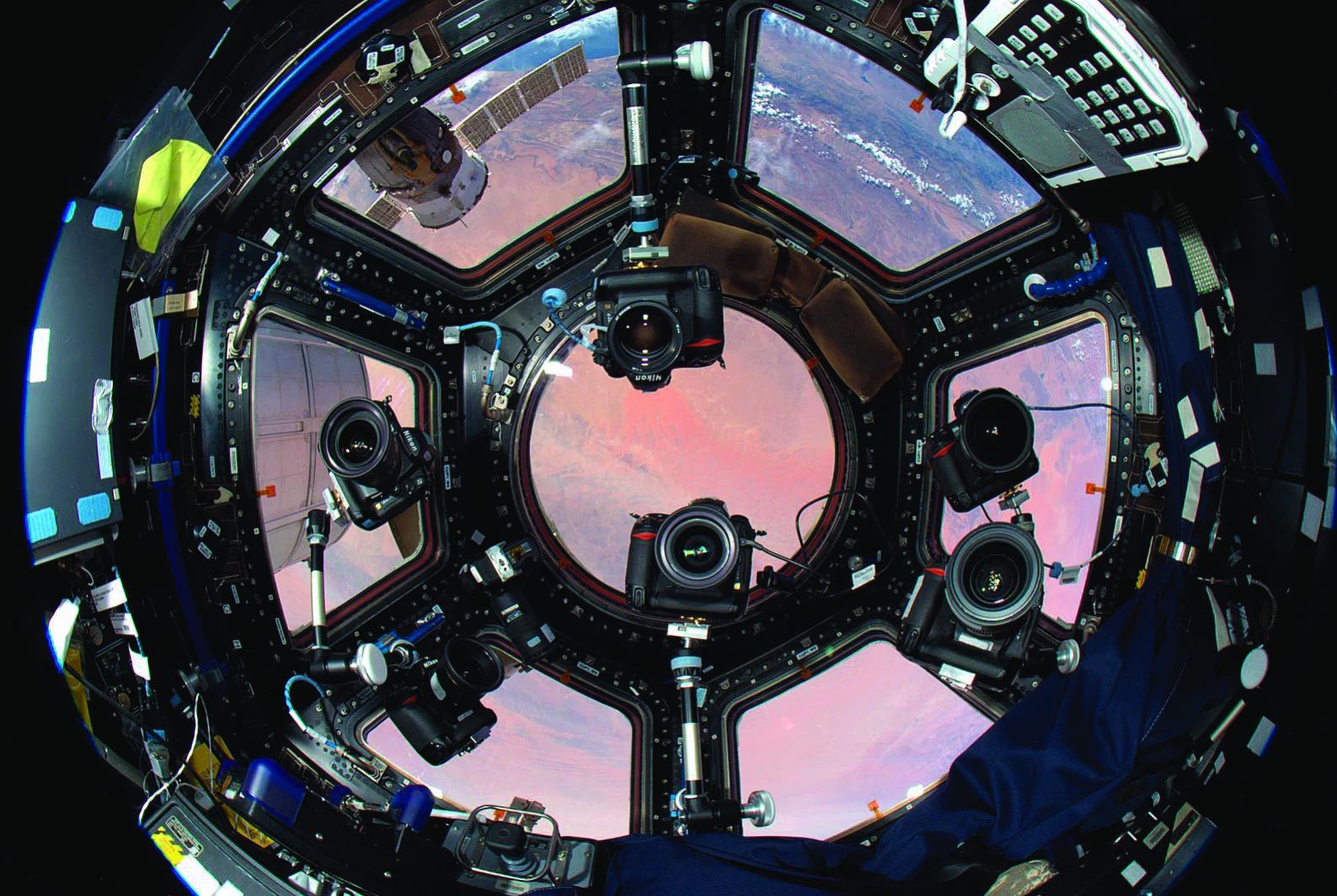 Модуль спутника. Модуль МКС «купол» (Cupola). Фотоаппарат в космосе. МКС внутри. Фотоаппараты на МКС.